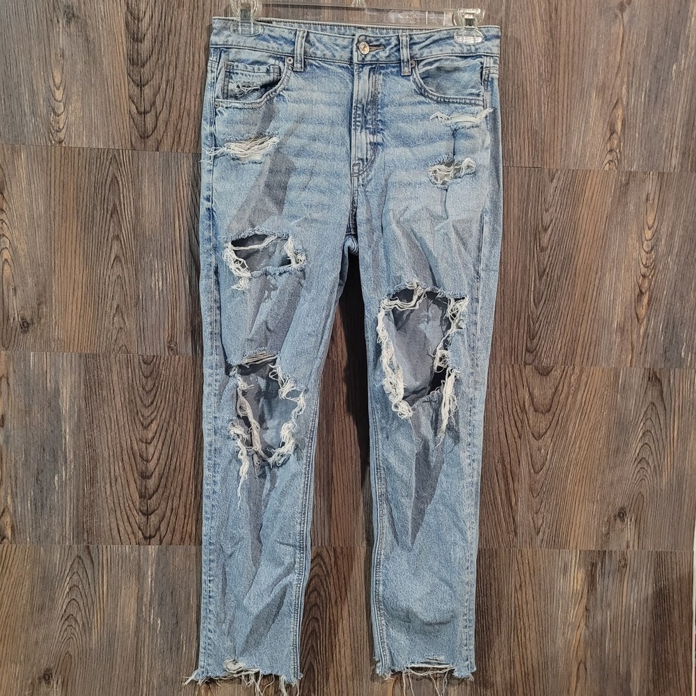American Eagle Destroyed Mom Jean Size 8 x 27 Light Wash Ripped Frayed Strigid